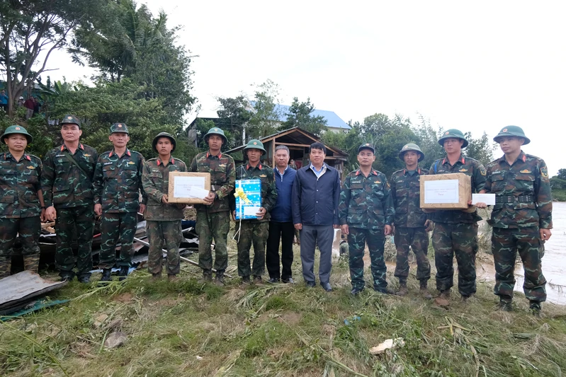 Bí thư Tỉnh ủy Lâm Đồng thăm, tặng quà lực lượng Quân khu 7 đang tham gia khắc phục hậu quả thiên tai
