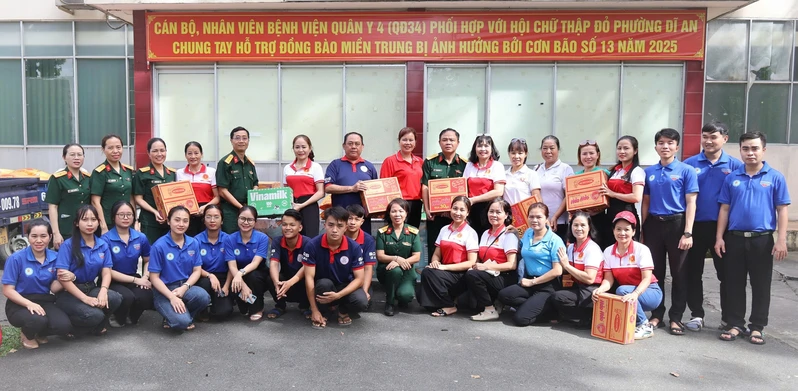 Bệnh viện Quân y 4 trao quà hỗ trợ đồng bào miền Trung bị ảnh hưởng bởi bão số 13