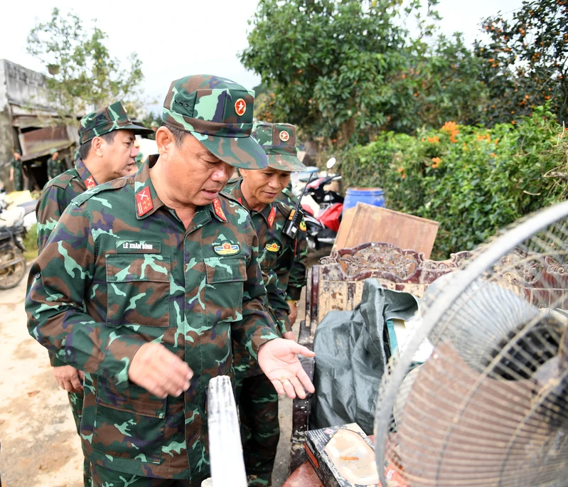 Đại tá Lê Xuân Bình thăm, kiểm tra và động viên bộ đội giúp dân khắc phục hậu quả mưa lũ 