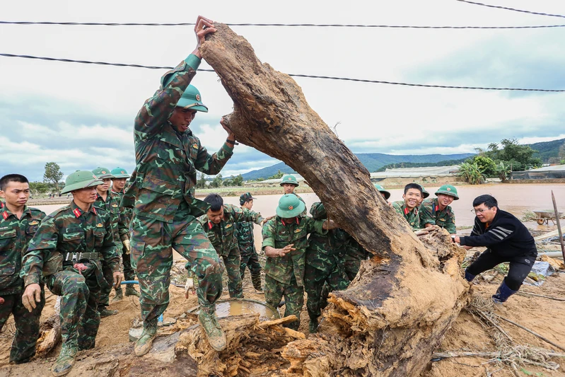 Sư đoàn 302 dầm mình trong bùn lầy giúp dân