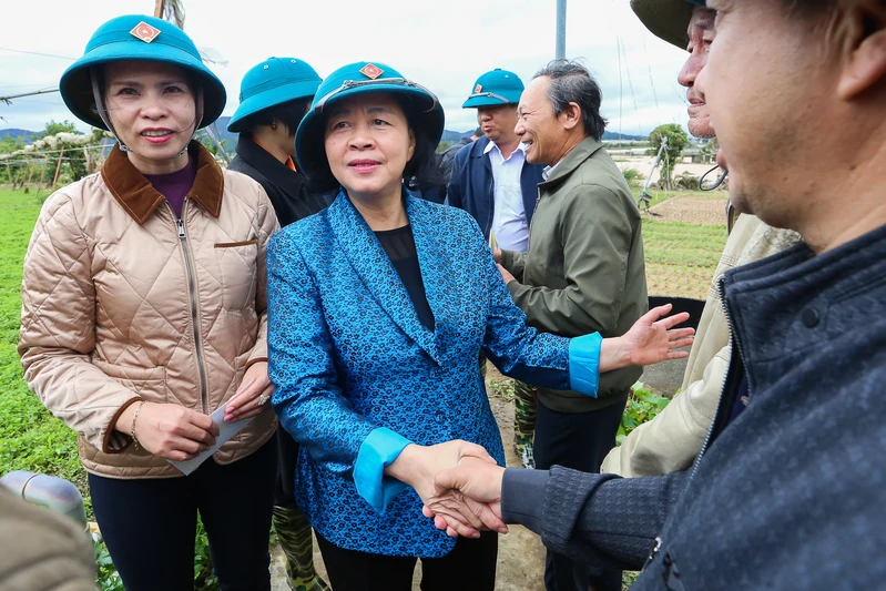 Chủ tịch Ủy ban Trung ương MTTQ Việt Nam Bùi Thị Minh Hoài thăm, động viên người dân vùng lũ tỉnh Lâm Đồng