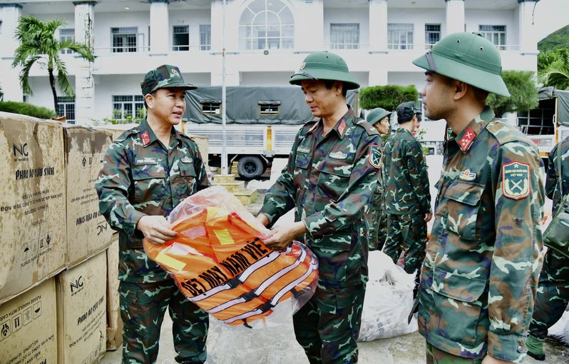 Bộ Tư lệnh TPHCM hỗ trợ tỉnh Khánh Hòa vật tư cứu hộ
