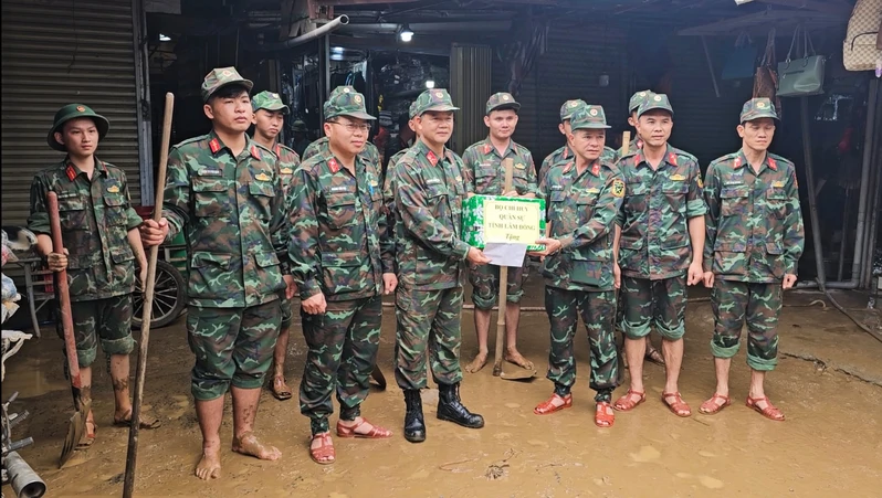 Bộ CHQS tỉnh Lâm Đồng và xã Cát Tiên thăm, động viên lực lượng khắc phục hậu quả thiên tai.