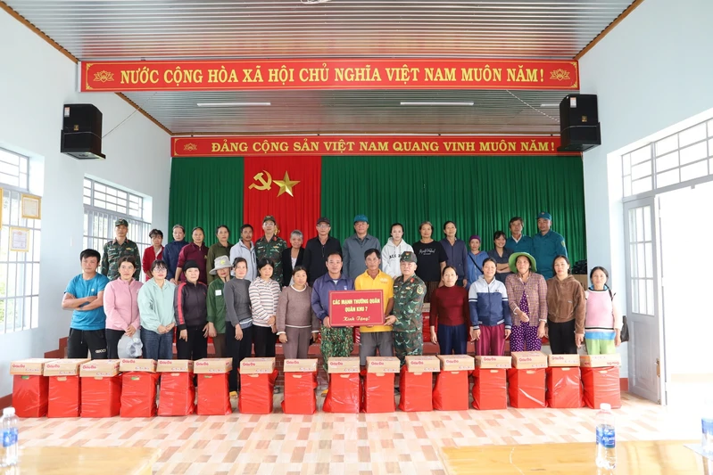 Quân khu 7 hỗ trợ Nhân dân vùng ngập lụt xã Nam Đà, tỉnh Lâm Đồng