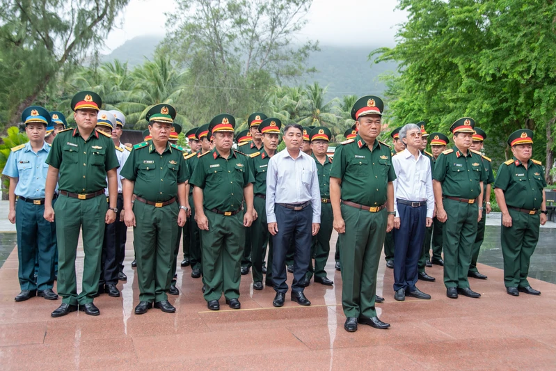 Đoàn công tác Quân khu 7 viếng Nghĩa trang Hàng Dương, đặc khu Côn Đảo