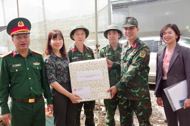 Tỉnh Lâm Đồng thăm, động viên lực lượng khắc phục hậu quả thiên tai tại xã D’Ran