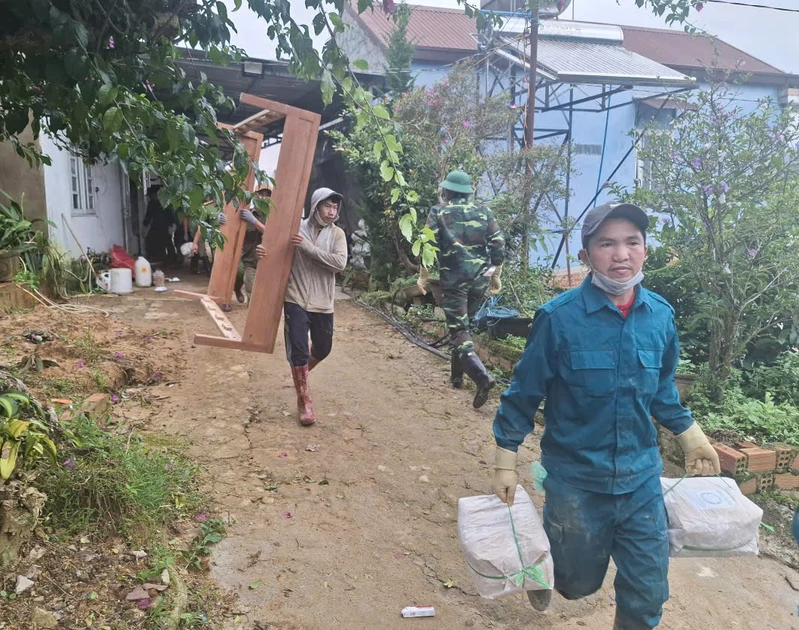 LLVT tỉnh Lâm Đồng phối hợp di dời người dân khỏi vị trí sạt lở tại xã D’ran