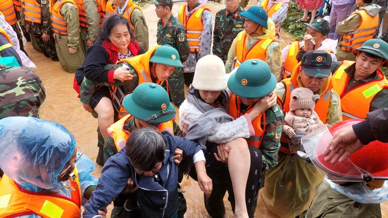 Chính ủy Quân khu 7 gửi Thư khen cán bộ, chiến sĩ các đơn vị thực hiện nhiệm vụ ứng phó sự cố thiên tai và tìm kiếm cứu hộ, cứu nạn tại tỉnh Lâm Đồng
