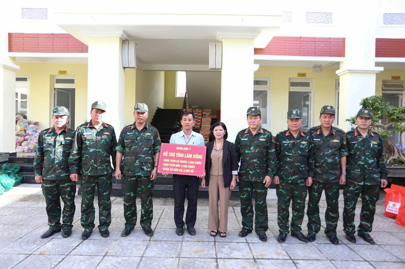 Quân khu 7 trao tặng quà hỗ trợ tỉnh Lâm Đồng khắc phục thiên tai