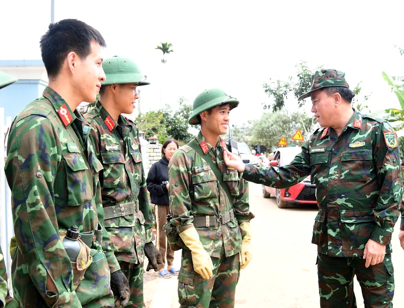 Sở chỉ huy phía trước Quân khu 7 kiểm tra công tác khắc phục hậu quả thiên tai tại xã D’Ran, tỉnh Lâm Đồng