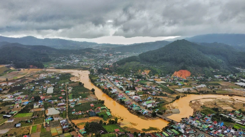 D’Ran hoa đào nở và nghĩa tình của LLVT Quân khu 7