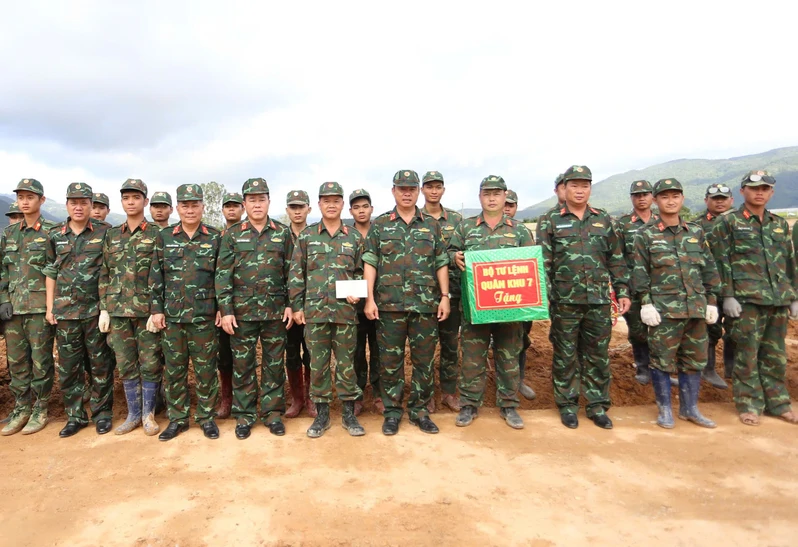 Đại tá Lê Xuân Bình, Phó Tư lệnh, Tham mưu trưởng Quân khu 7 thăm, động viên bộ đội tham gia khắc phục hậu quả thiên tai tại Lâm Đồng