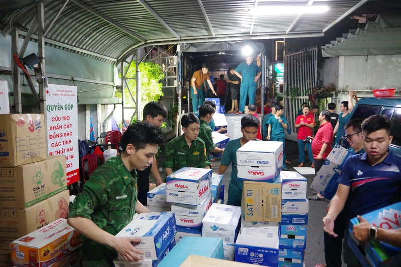 TP.Hồ Chí Minh vận chuyển hàng cứu trợ đồng bào miền Trung