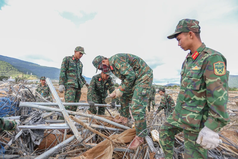 Lữ đoàn 25 giúp Nhân dân trong thiên tai tại xã Lạc Viên 