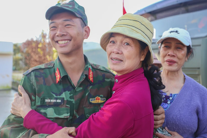 Người dân bật khóc trong giây phút chia tay bộ đội Sư đoàn 302