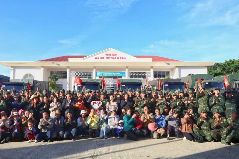 Thắm tình quân dân ngày chia tay