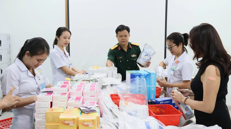 Bệnh viện Quân y 4 hỗ trợ 200 túi thuốc cứu trợ Nhân dân vùng lũ