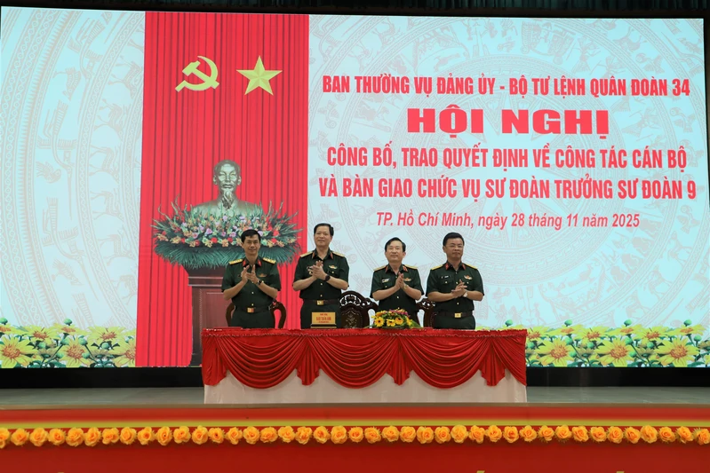 Quân đoàn 34: Công bố, trao quyết định về công tác cán bộ 