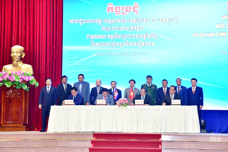 Tỉnh Tây Ninh ký kết hợp tác kinh tế mậu biên với 3 tỉnh biên giới Campuchia