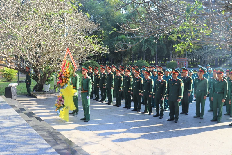 Ban Chỉ huy Phòng thủ khu vực 2 - Phú Lợi dâng hương và tham quan, học tập tại Khu di tích Nhà tù Phú Lợi