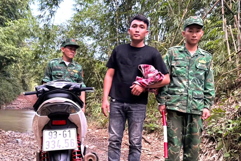 Ngăn chặn kịp thời 2 đối tượng chạy xe mô tô qua Campuchia tiêu thụ