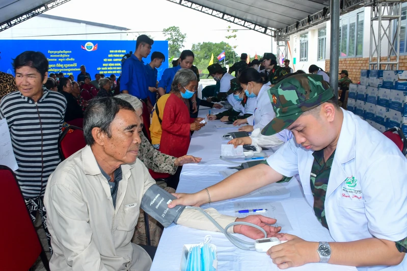 Thầy thuốc Quân y Việt Nam - Campuchia khám bệnh, cấp thuốc miễn phí cho nhân dân vùng biên giới.