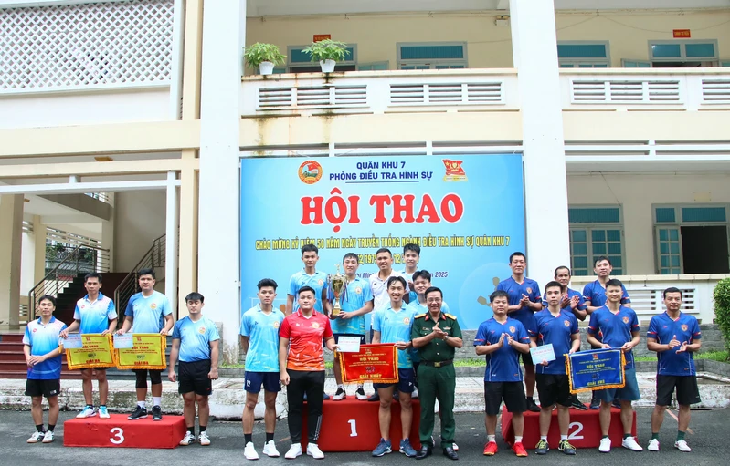 Phòng Điều tra hình sự Quân khu tổ chức giải Bóng chuyền chào mừng Ngày truyền thống 
