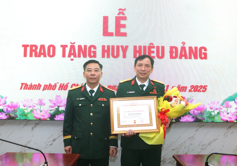 Chi bộ Phòng Dân vận tổ chức trao Huy hiệu 30 năm tuổi Đảng