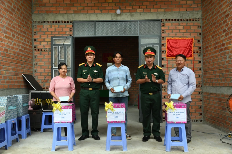 Bộ CHQS tỉnh Tây Ninh trao tặng "nhà tình nghĩa quân – dân”