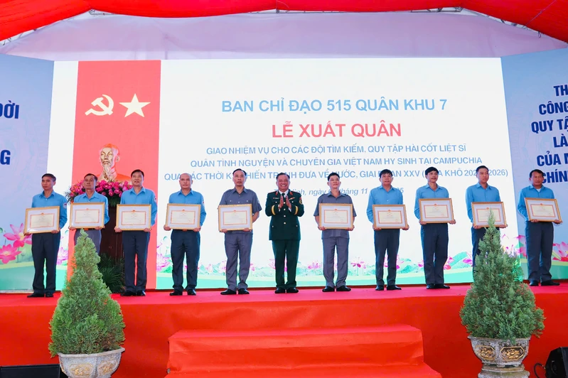 Ban Chỉ đạo 515 Quân khu 7 giao nhiệm vụ cho các đội K tìm kiếm, quy tập hài cốt liệt sĩ trên nước bạn Campuchia
