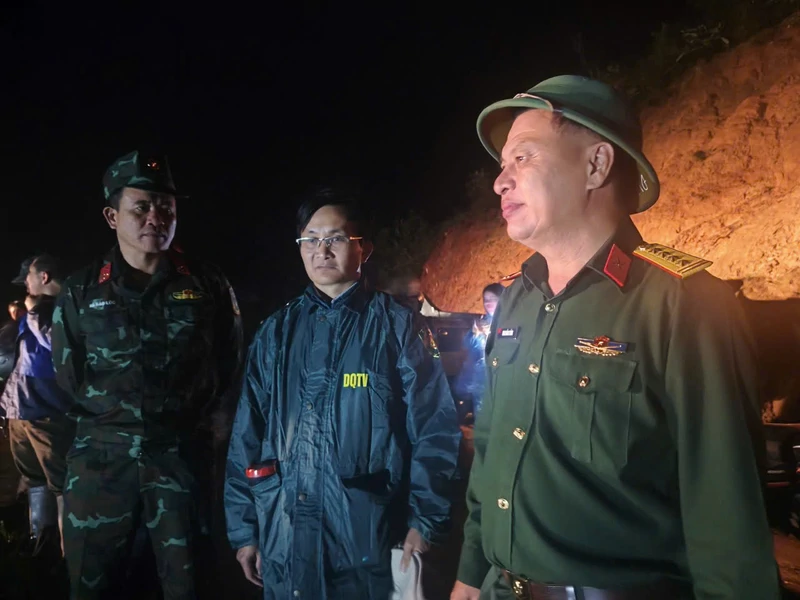 LLVT tỉnh Lâm Đồng hỗ trợ Nhân dân di dời khẩn cấp trước nguy cơ vỡ đập tại hồ thuỷ lợi Cay An 