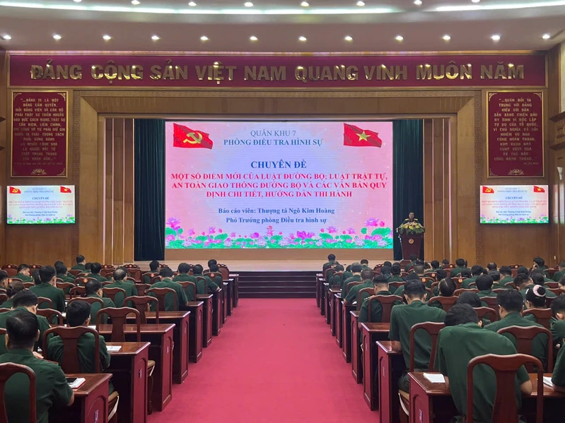 Phòng Điều tra hình sự Quân khu tích cực hưởng ứng “Ngày pháp luật Việt Nam” và thực hiện tốt công tác phòng ngừa tội phạm
