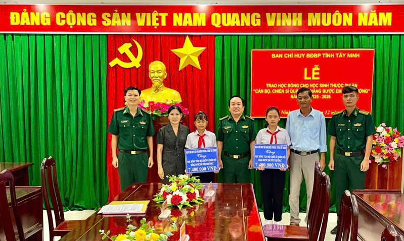 Ban Chỉ huy Bộ đội Biên phòng tỉnh Tây Ninh trao học bổng dự án “Cán bộ, chiến sĩ Quân đội nâng bước em tới trường” 