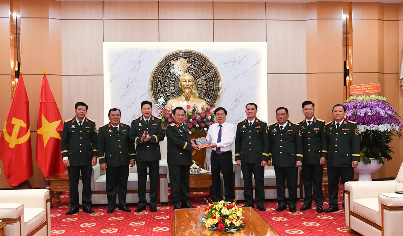 Các địa phương, đơn vị đến thăm, chúc mừng 80 năm Ngày truyền thống LLVT Quân khu 7