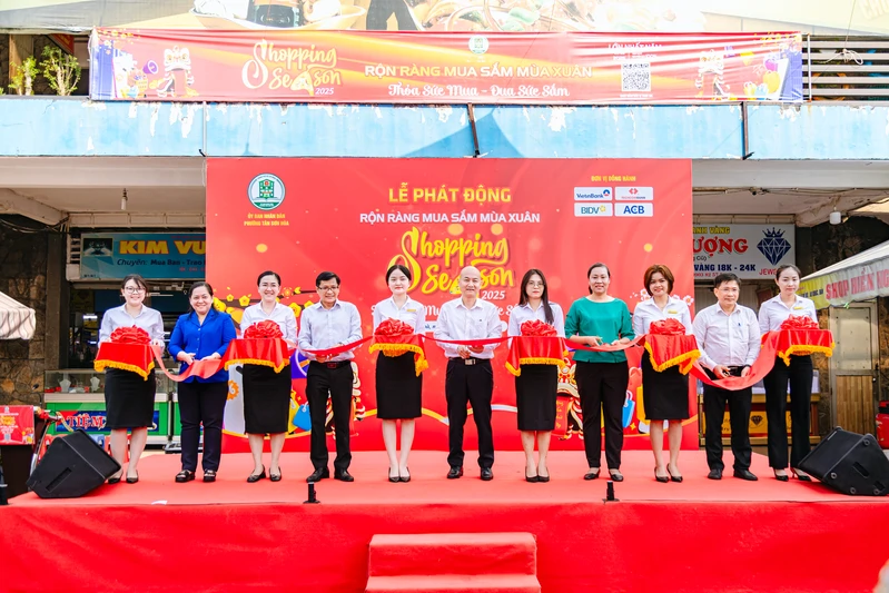 “Shopping season 2025” bứt phá thanh toán không tiền mặt tại phường Tân Sơn Hòa

