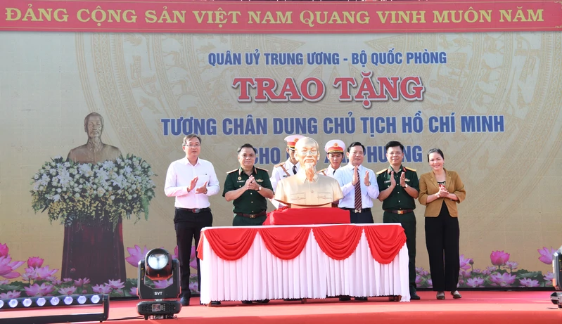 Quân ủy Trung ương – Bộ Quốc phòng trao tặng tượng Chủ tịch Hồ Chí Minh cho tỉnh Tây Ninh