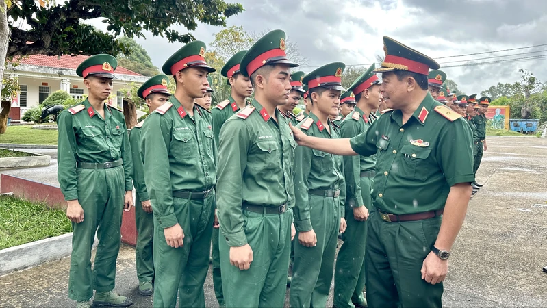 Bộ Tư lệnh TPHCM thăm, làm việc tại Đặc khu Côn Đảo