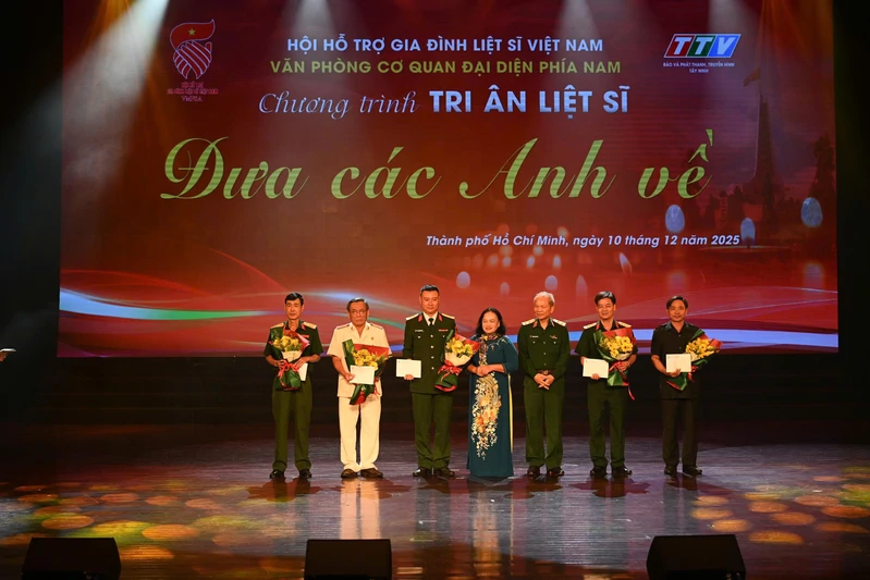 Xúc động chương trình tri ân liệt sĩ “Đưa các anh về”
