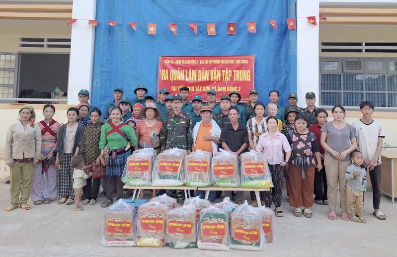 Ban Chỉ huy Phòng thủ Khu vực 1 - Đức Trọng (Lâm Đồng) làm công tác dân vận tại xã Đam Rông 2