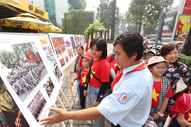 Xúc động hình ảnh Bộ đội Cụ Hồ trong sách ảnh "80 năm - Một Việt Nam vững tin"