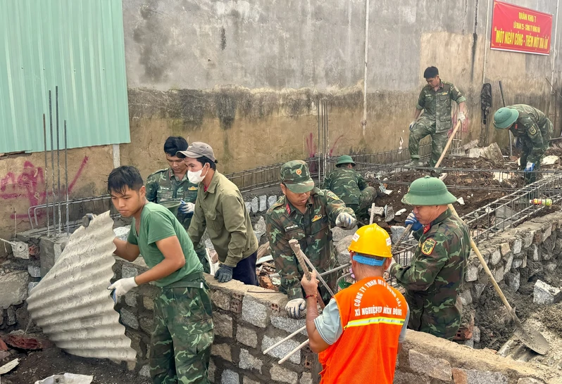 Lữ đoàn 25 “Vượt nắng, thắng mưa” xây nhà giúp dân vùng lũ 