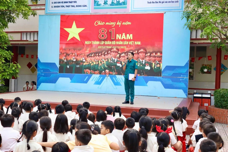 Ban CHQS phường Bến Thành tuyên truyền truyền thống QĐND Việt Nam cho học sinh