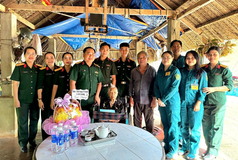 Ban Chỉ huy Phòng thủ khu vực 5 - Tam Long thăm, tặng quà Mẹ Việt Nam Anh hùng