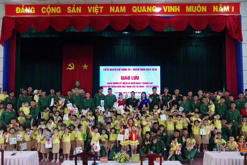 Các cháu thiếu nhi Trường mầm non Hoa Sen tham gia giao lưu, trải nghiệm quân ngũ