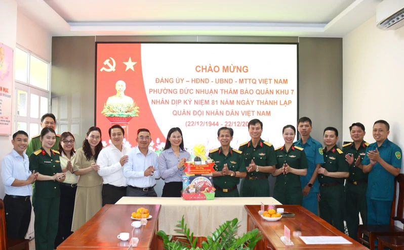 Đảng ủy - HĐND - UBND - Ủy ban MTTQ Việt Nam phường Đức Nhuận chúc mừng Báo Quân khu 7 nhân Ngày thành lập Quân đội nhân dân Việt Nam
