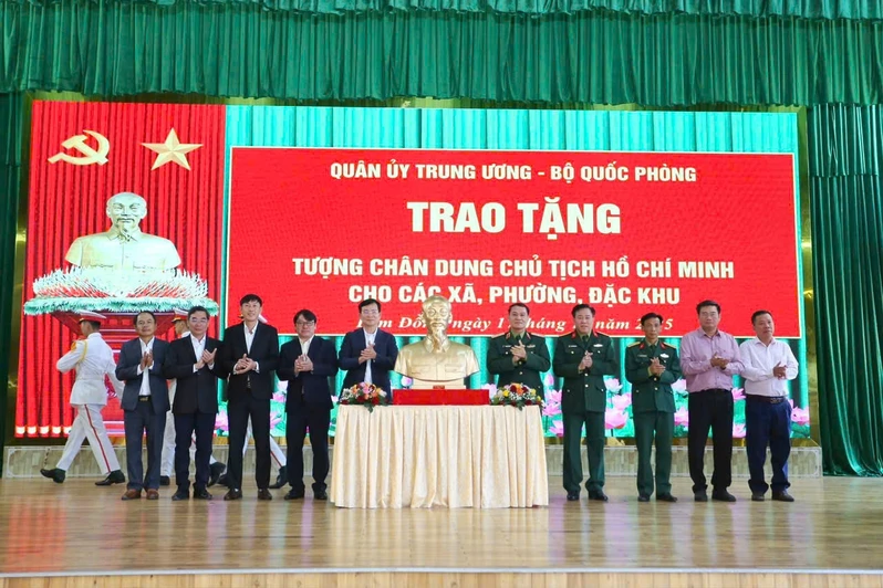 Quân ủy Trung ương – Bộ Quốc phòng trao tặng tượng chân dung Chủ tịch Hồ Chí Minh cho tỉnh Lâm Đồng