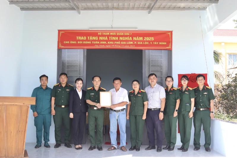 Bộ Tham mưu Quân khu 7 trao tặng “Nhà tình nghĩa”