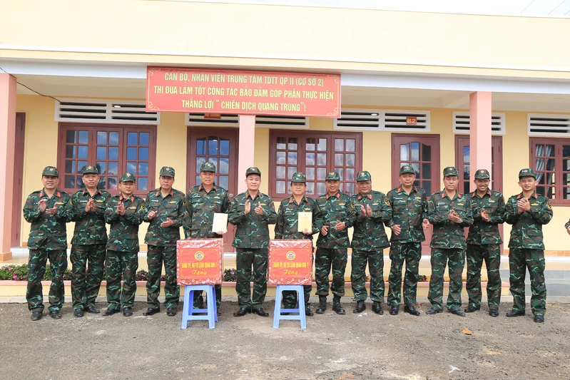 Thiếu tướng Trần Ngọc Minh thăm, động viên cán bộ, vận động viên Trung tâm TDTTQP 2 (cơ sở 2)