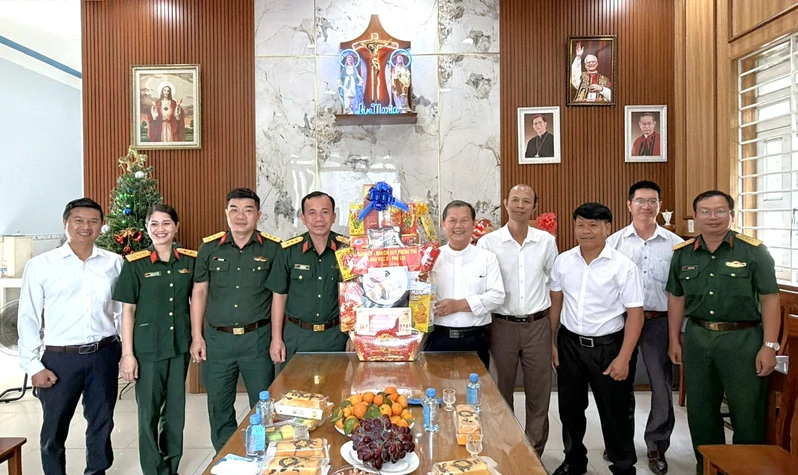 Ban Chỉ huy Phòng thủ khu vực 2 - Phú Lợi thăm, chúc mừng các giáo xứ