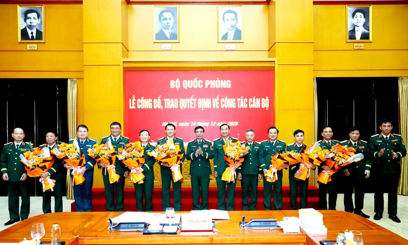 Tư lệnh và Chính ủy Quân khu 7 được thăng quân hàm Trung tướng